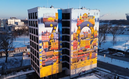 Tytus Brzozowski maluje mural antysmogowy jak 600 drzew