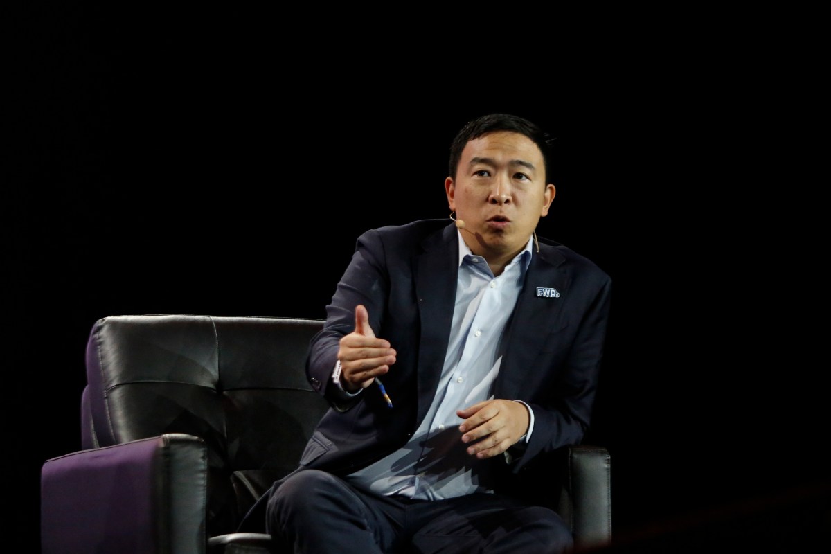 Andrew Yang płaci za mniej używania telefonu.