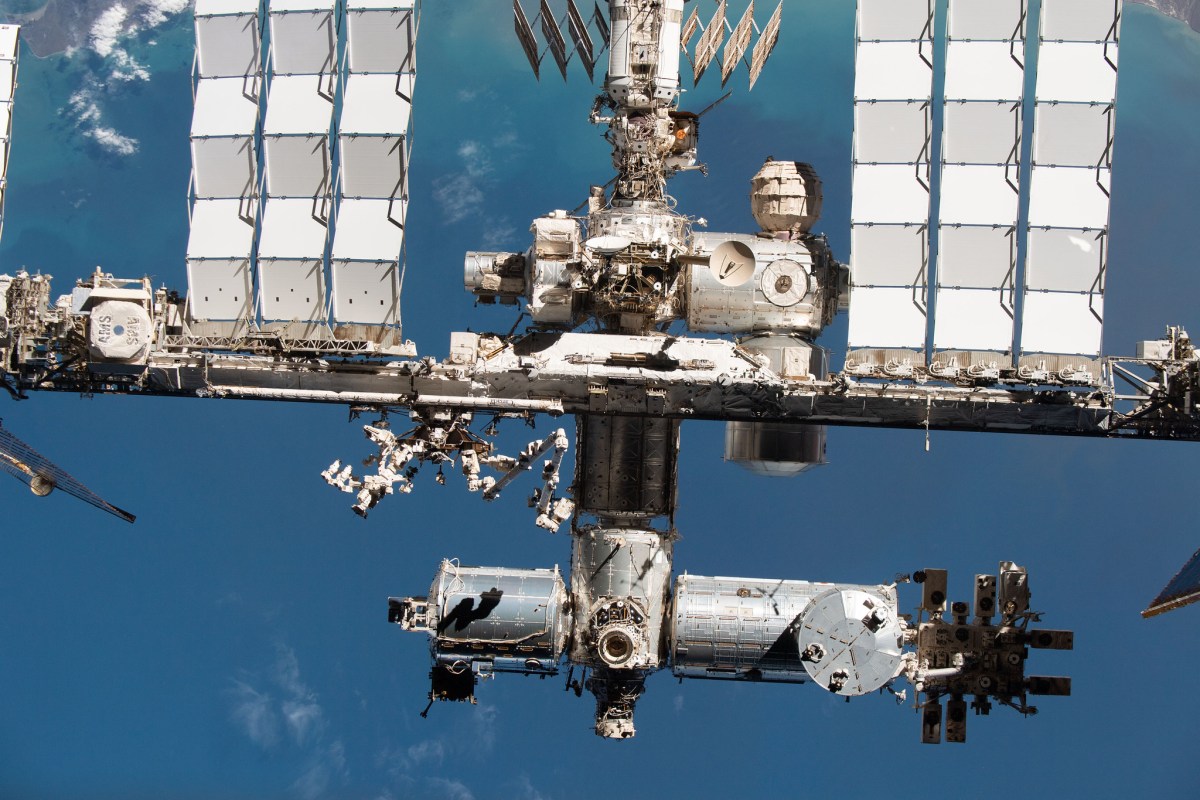Astronauci ewakuowani na pokładzie Dragon, Rosjanie naprawiają moduł.
