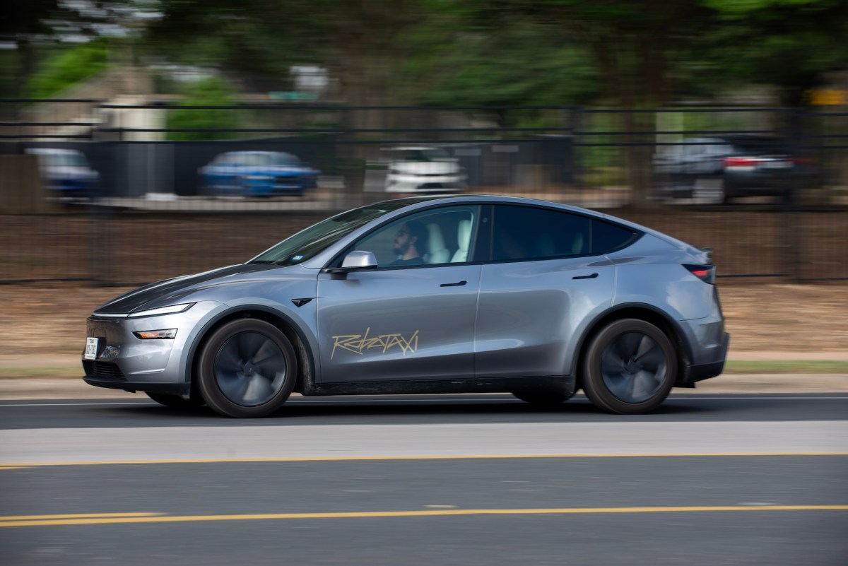 Tesla testuje autonomiczne taksówki w kolejnych miastach Florydy.